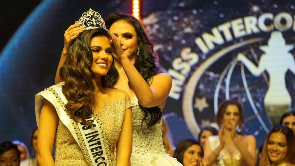Outgoing Miss Intercontinental Veronica Salas Vallejo crowns Karen Gallman as the new Miss Intercontinental | Photo credit: Miss Intercontinental Facebook Page