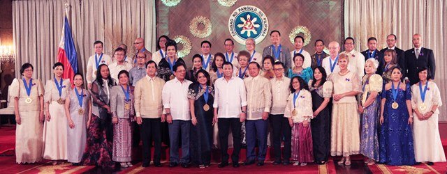 President Rodrigo Roa Duterte and the recipients of the 2018 Presidential Awards for Filipino Individuals and Organizations Overseas.